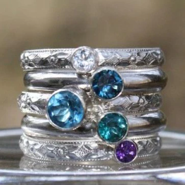 Mehrschichtiger Ring mit blauen Vintage-Zirkonias