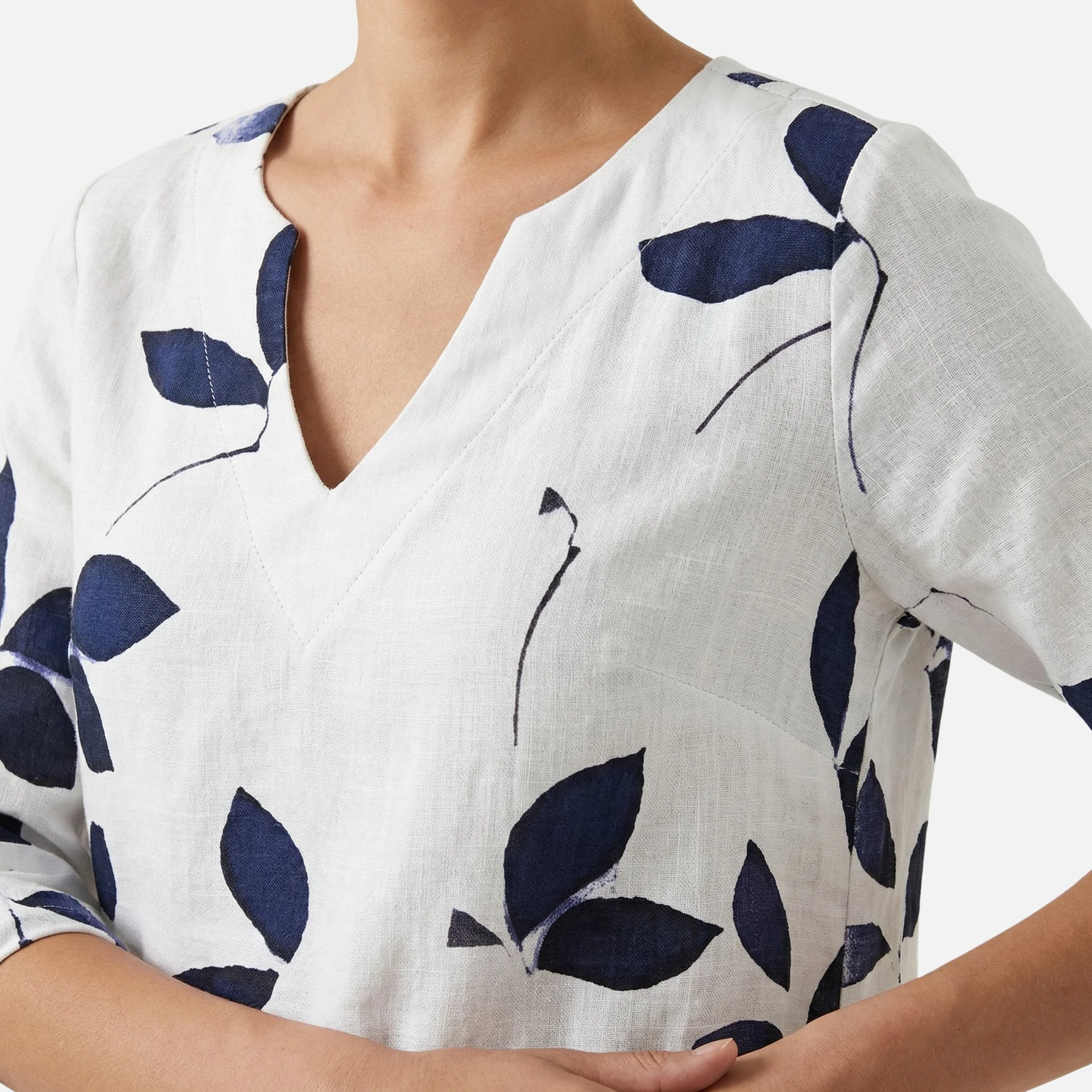 Ingeborg | Damen Midikleid V-Ausschnitt 3/4-Ärmel Blättermuster – Blätter Midi Kleid - Image 4