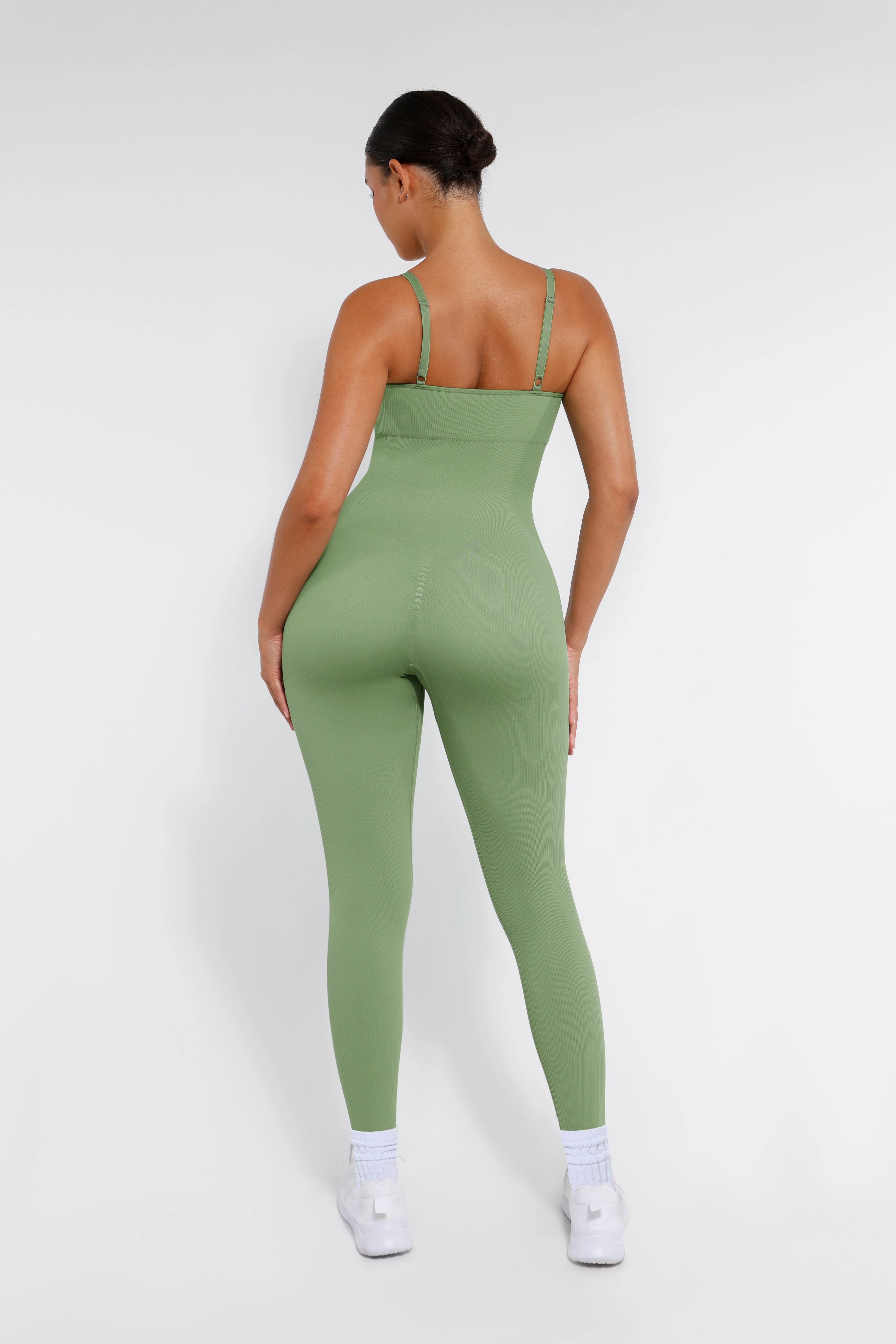 Nahtloser Shapewear-Jumpsuit mit Spaghettiträgern - Image 26