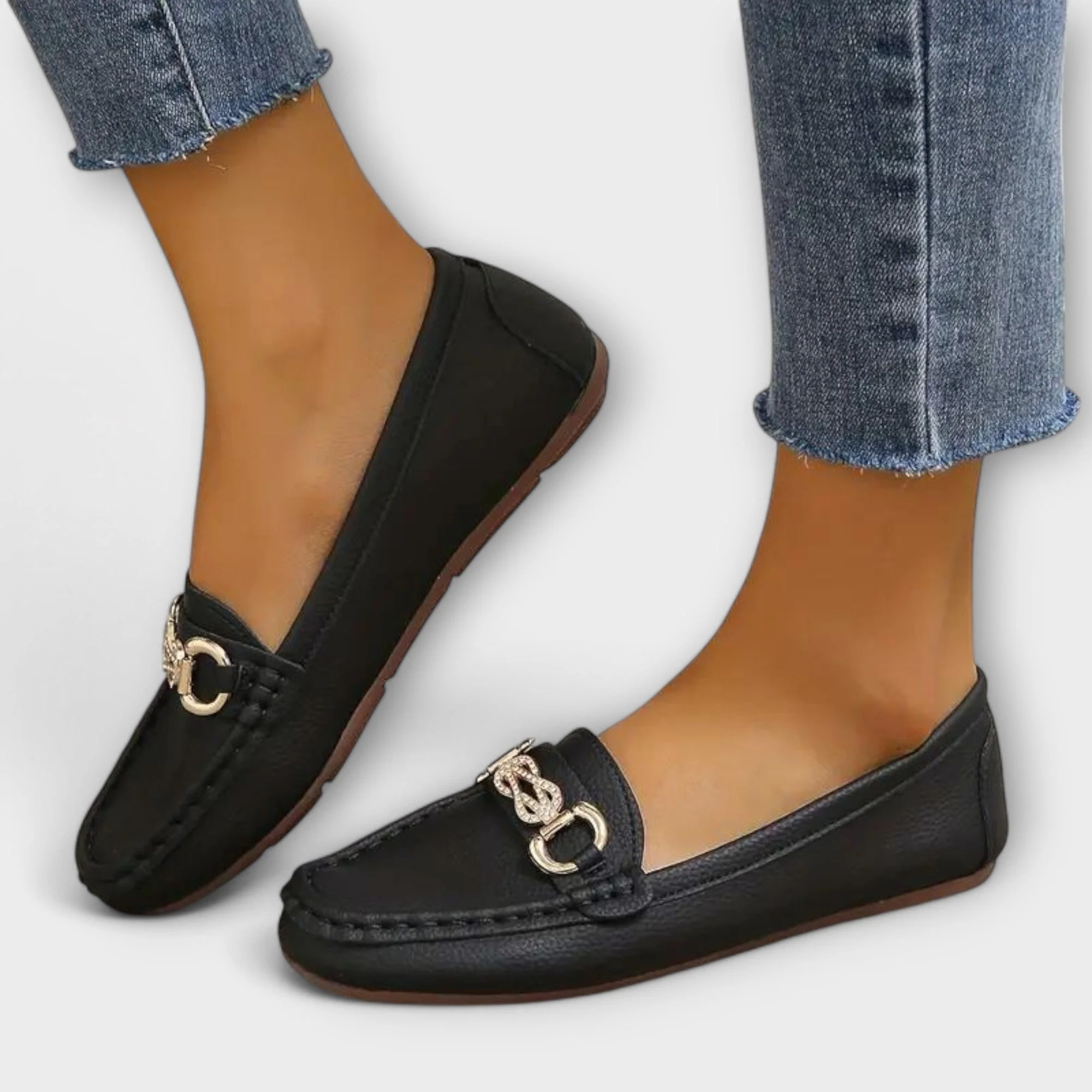 Nevena – Elegante Slip-On Mokassins mit Goldakzent
