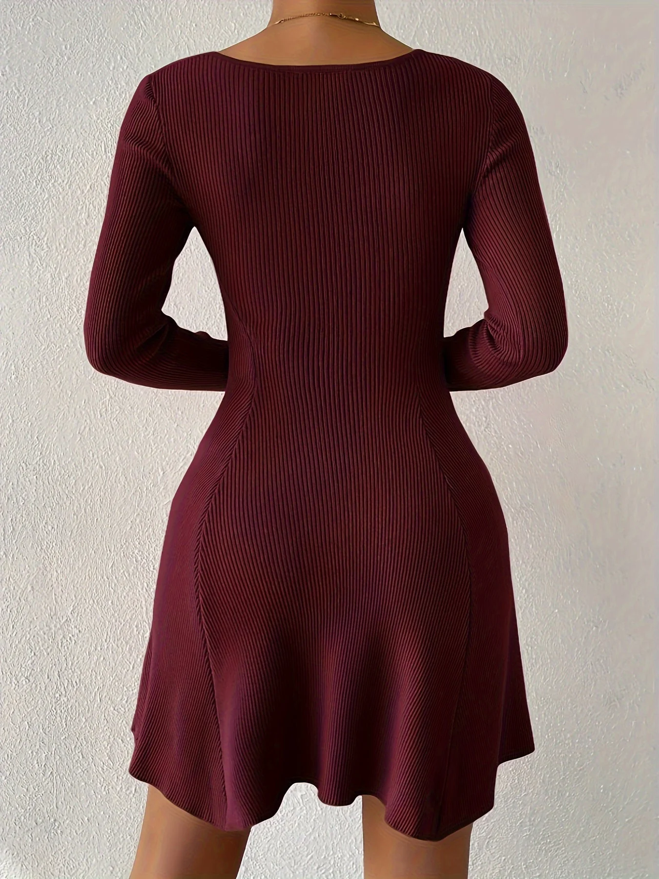 Nova | Kleid mit eckigem Ausschnitt und weitem Rock