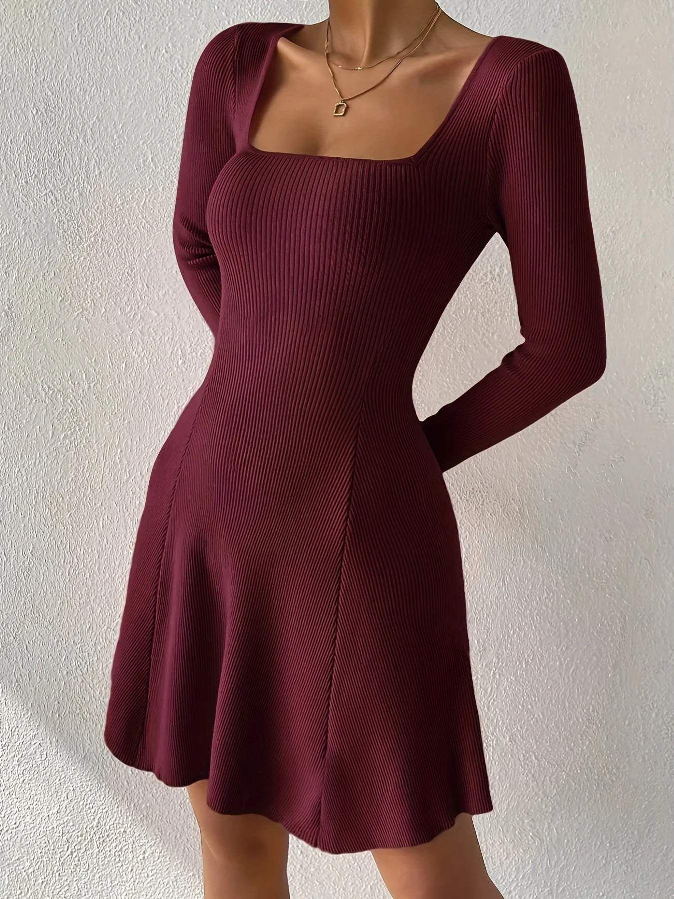 Nova | Kleid mit eckigem Ausschnitt und weitem Rock - Image 2