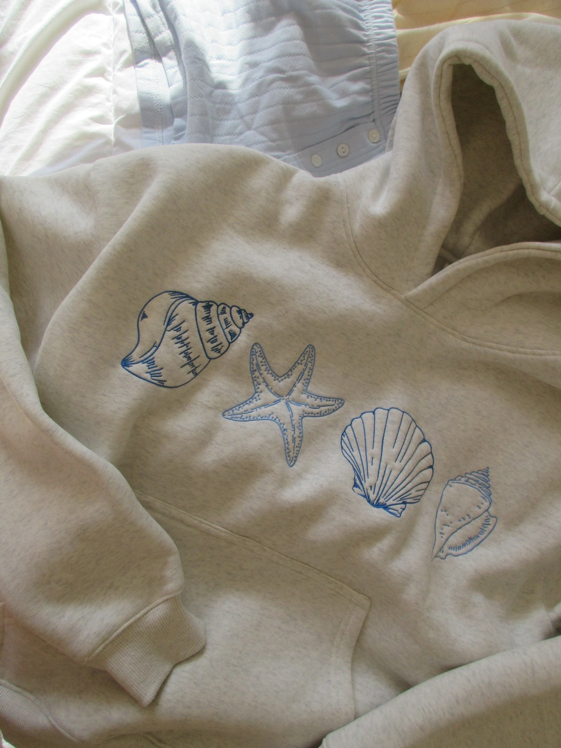 Ocenia | Unisex-Sweatshirt mit Muscheln - Image 3
