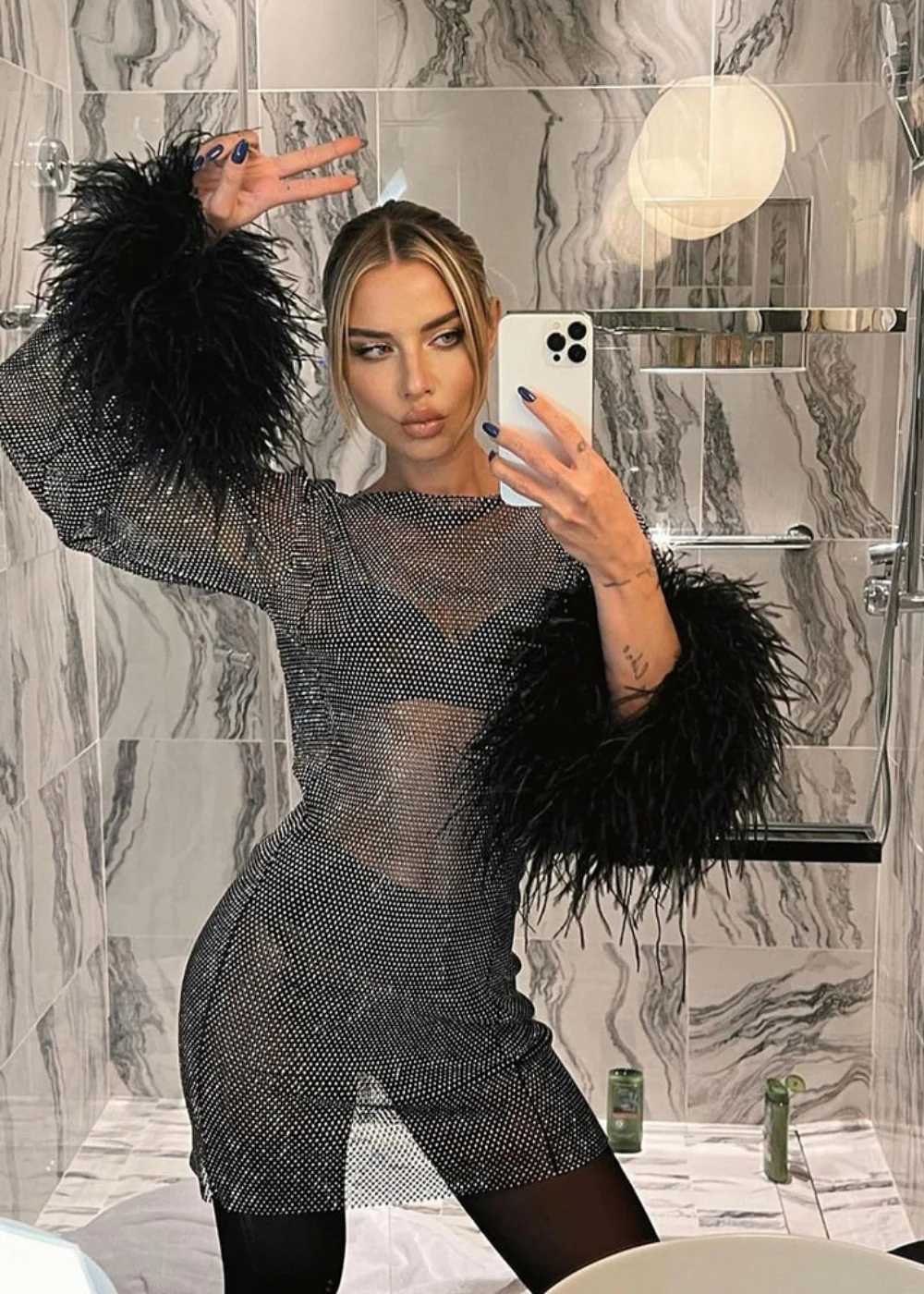 ODESSA | Metallisches Minikleid mit Transparenten Bündchen und Federn - Image 2