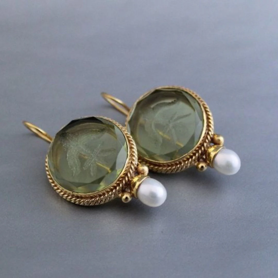 Penelope Vintage-Ohrringe mit grünen Steinen und Perle