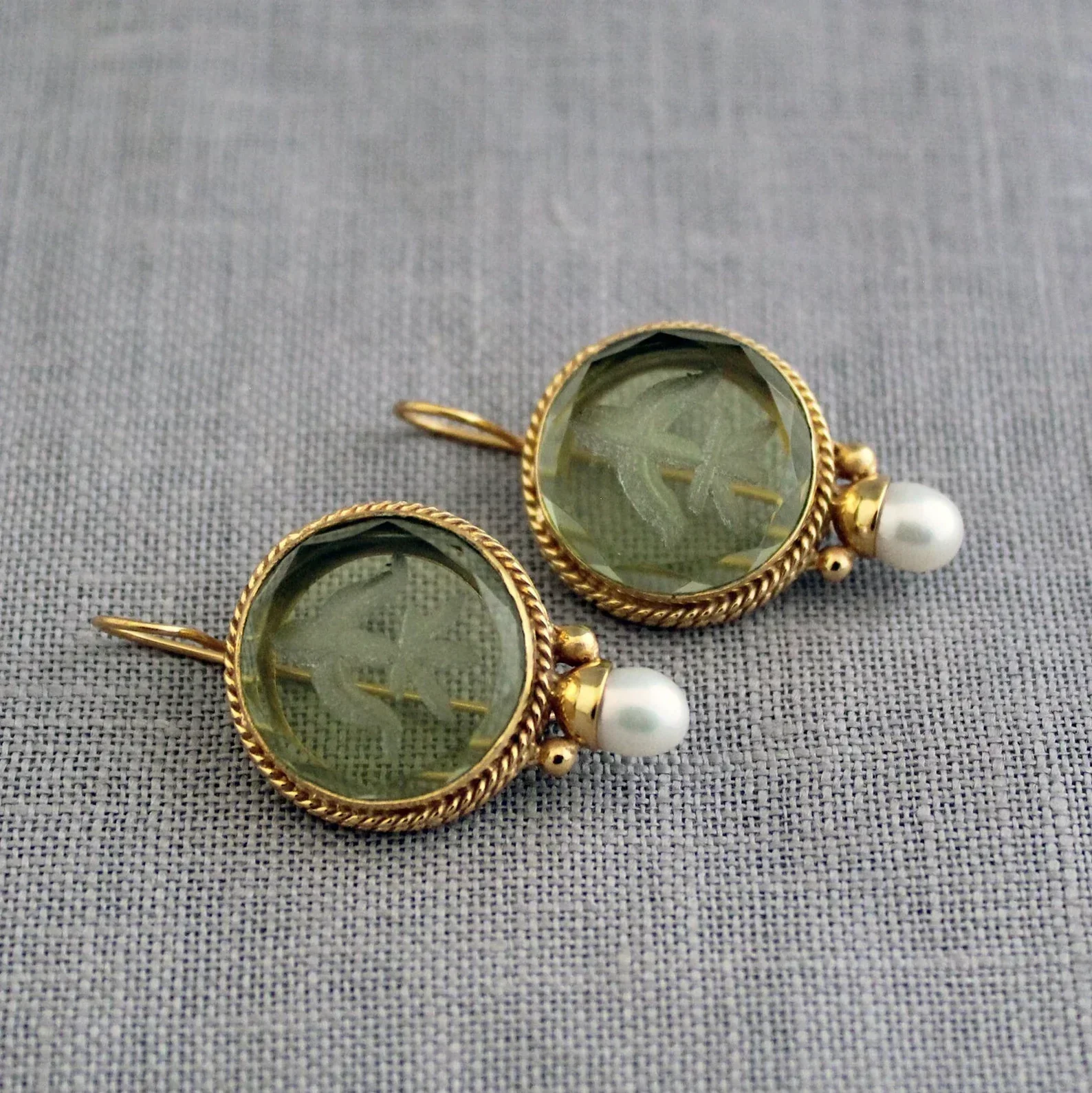 Penelope Vintage-Ohrringe mit grünen Steinen und Perle - Image 2