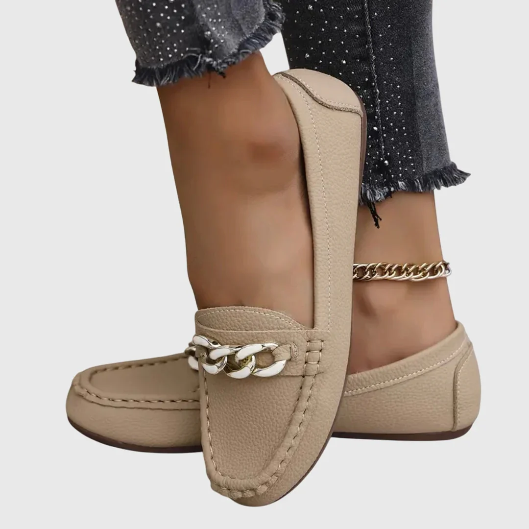 Regine | Damen Kettendetail Slip-On Loafer - Image 5