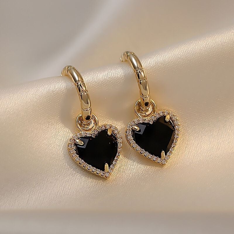 Schwarze Herz-Ohrringe in Gold - Image 4