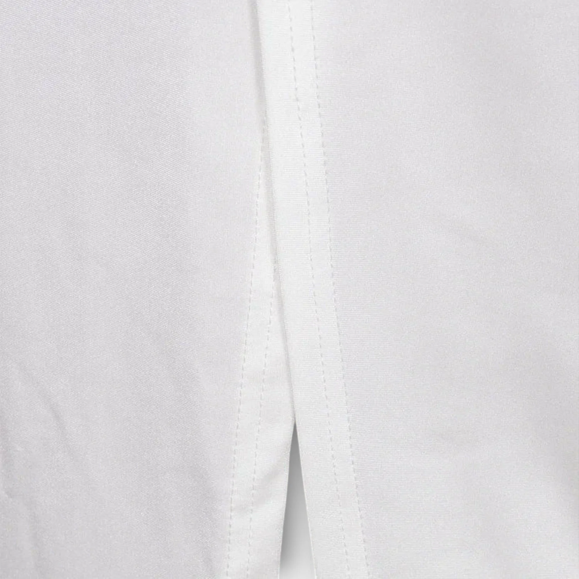 Selah - Weißes Langarmkleid mit Taillenausschnitt und Strassakzenten