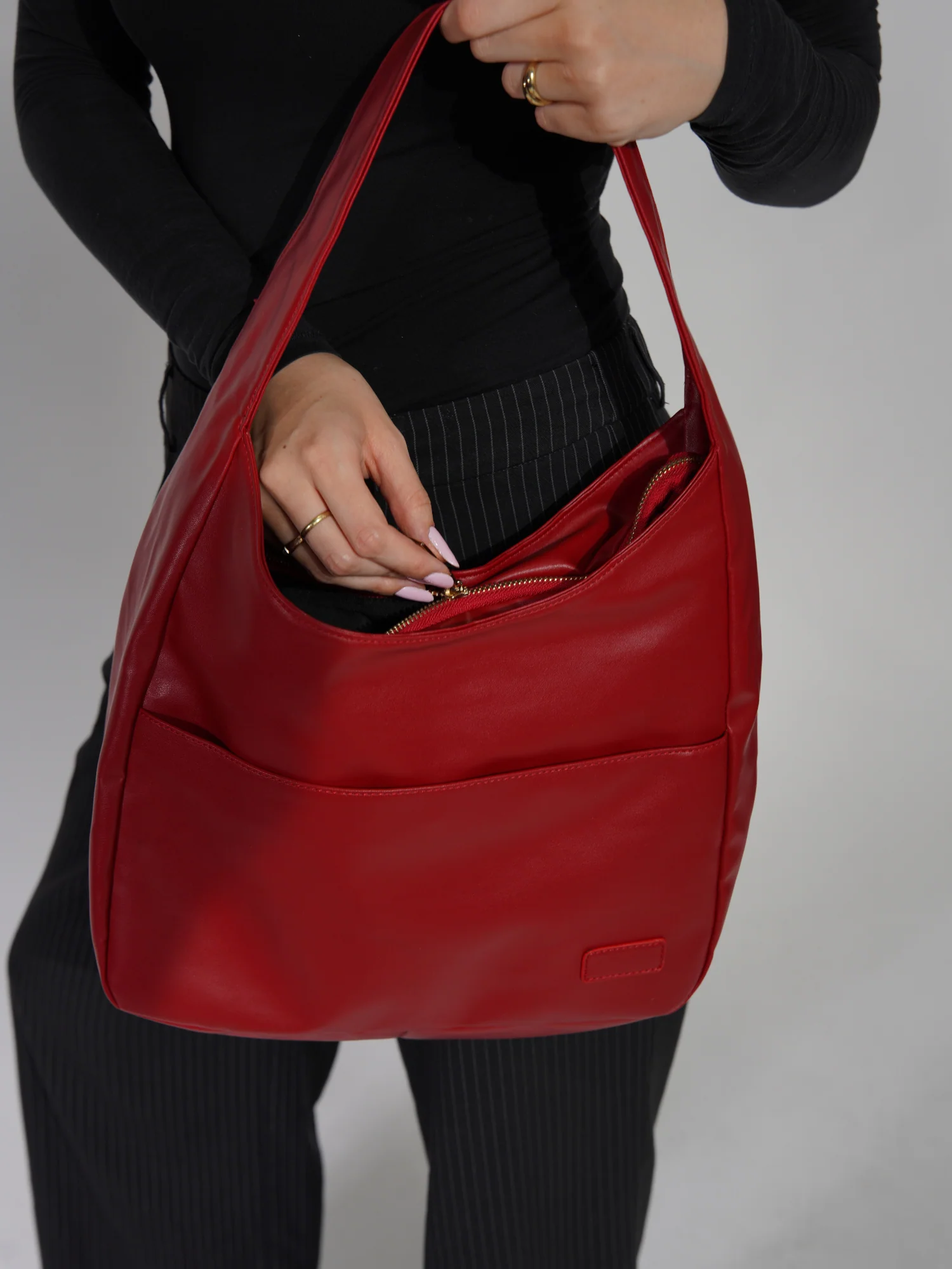 Stilvolle Damen-Schultertasche aus praktischem veganem Leder
