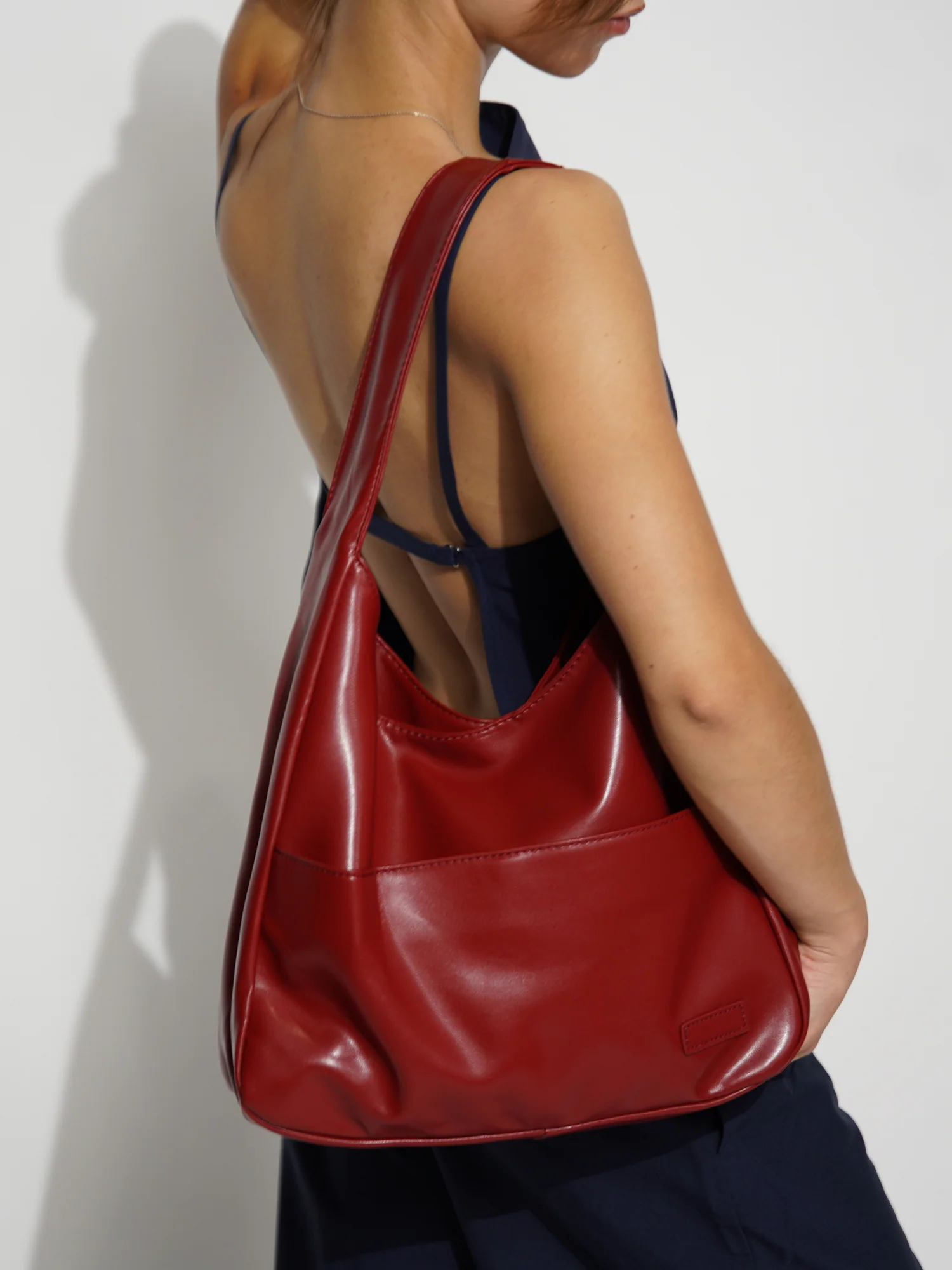 Stilvolle Damen-Schultertasche aus praktischem veganem Leder - Image 3