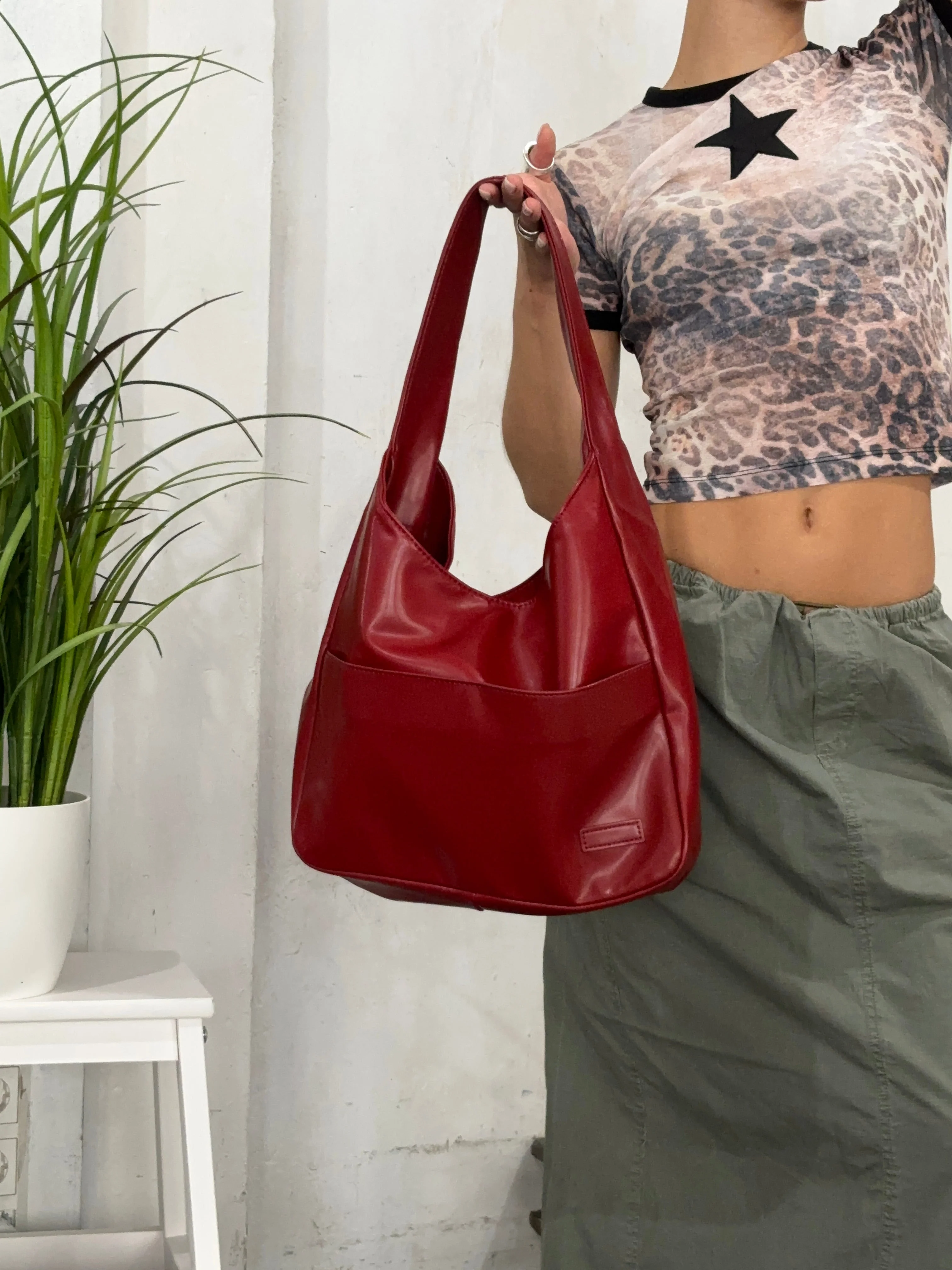 Stilvolle Damen-Schultertasche aus praktischem veganem Leder - Image 5
