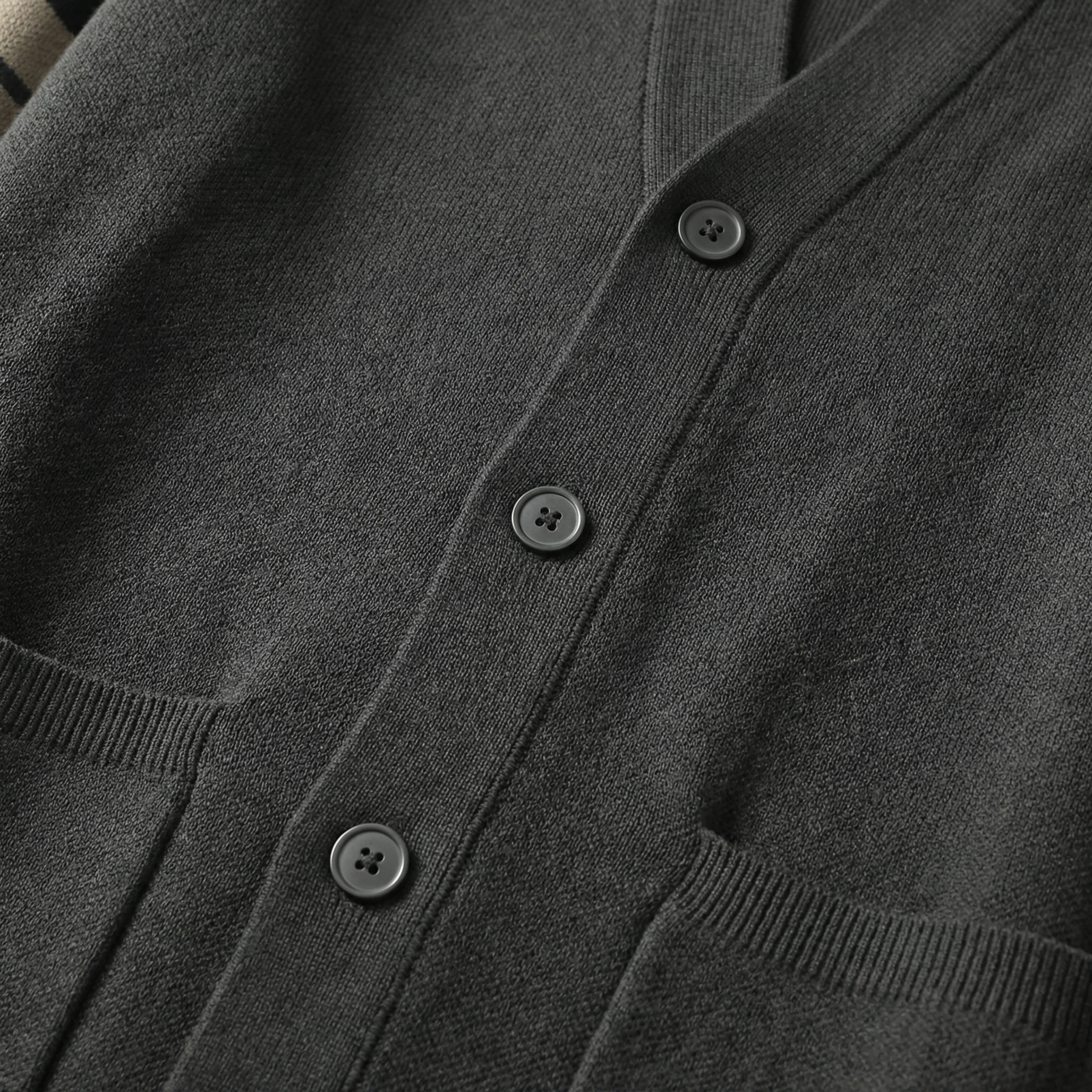 Erik | Herren Strick-Cardigan Gestreifte Ärmel Moderne Passform – Streifen Cardigan - Image 4