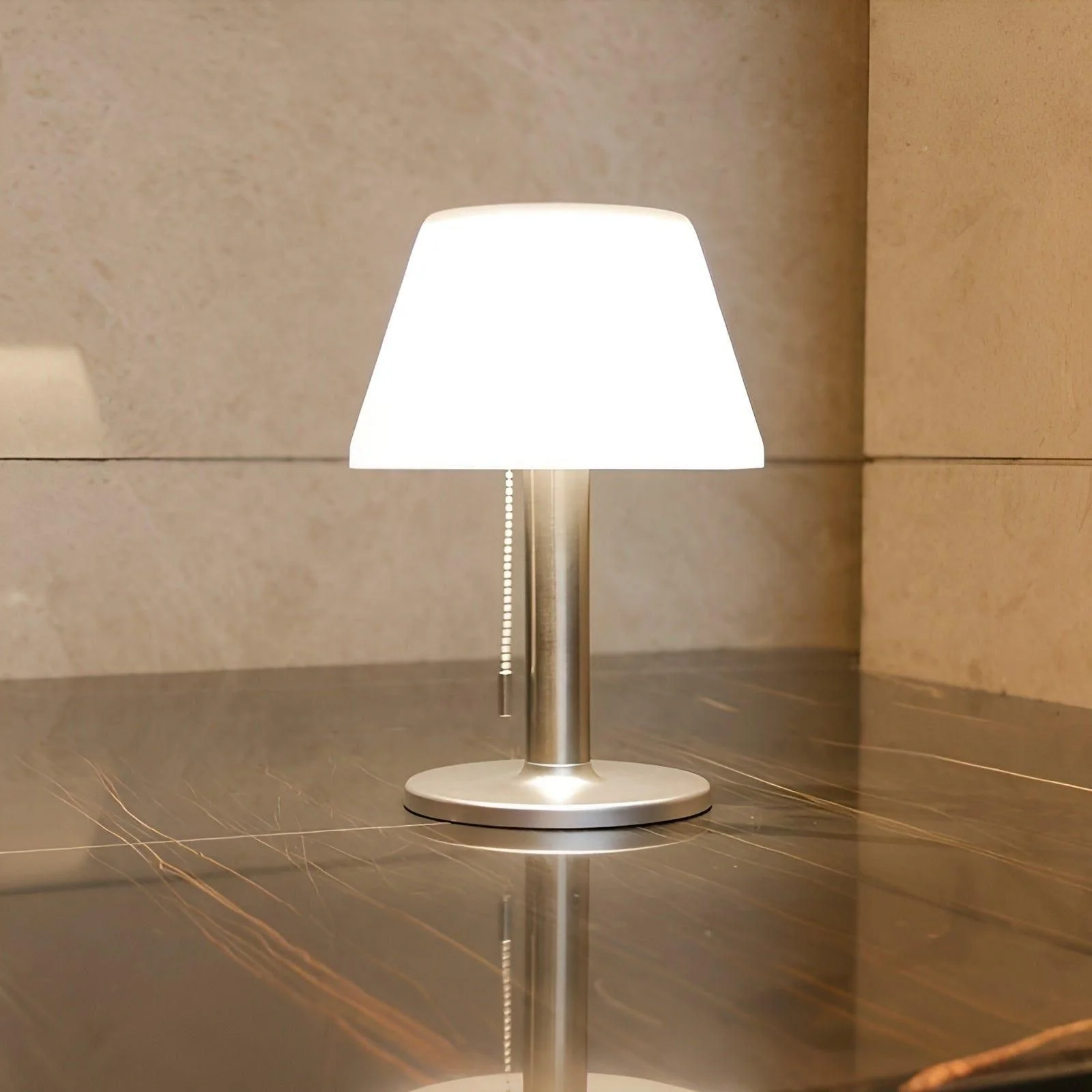 SunGlow – Elegante solide Tischlampe für Außenbereich Charme - Image 2