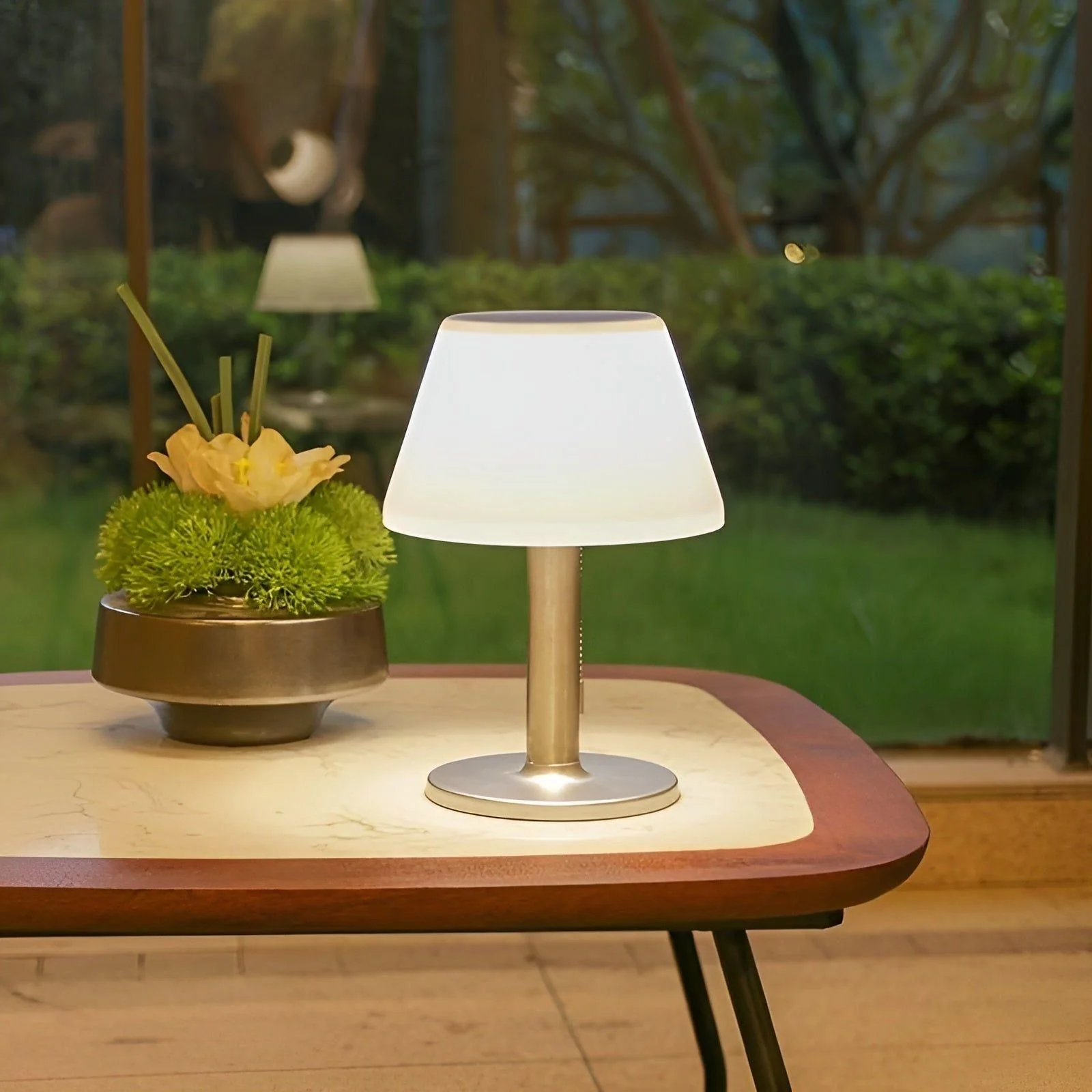 SunGlow – Elegante solide Tischlampe für Außenbereich Charme - Image 3