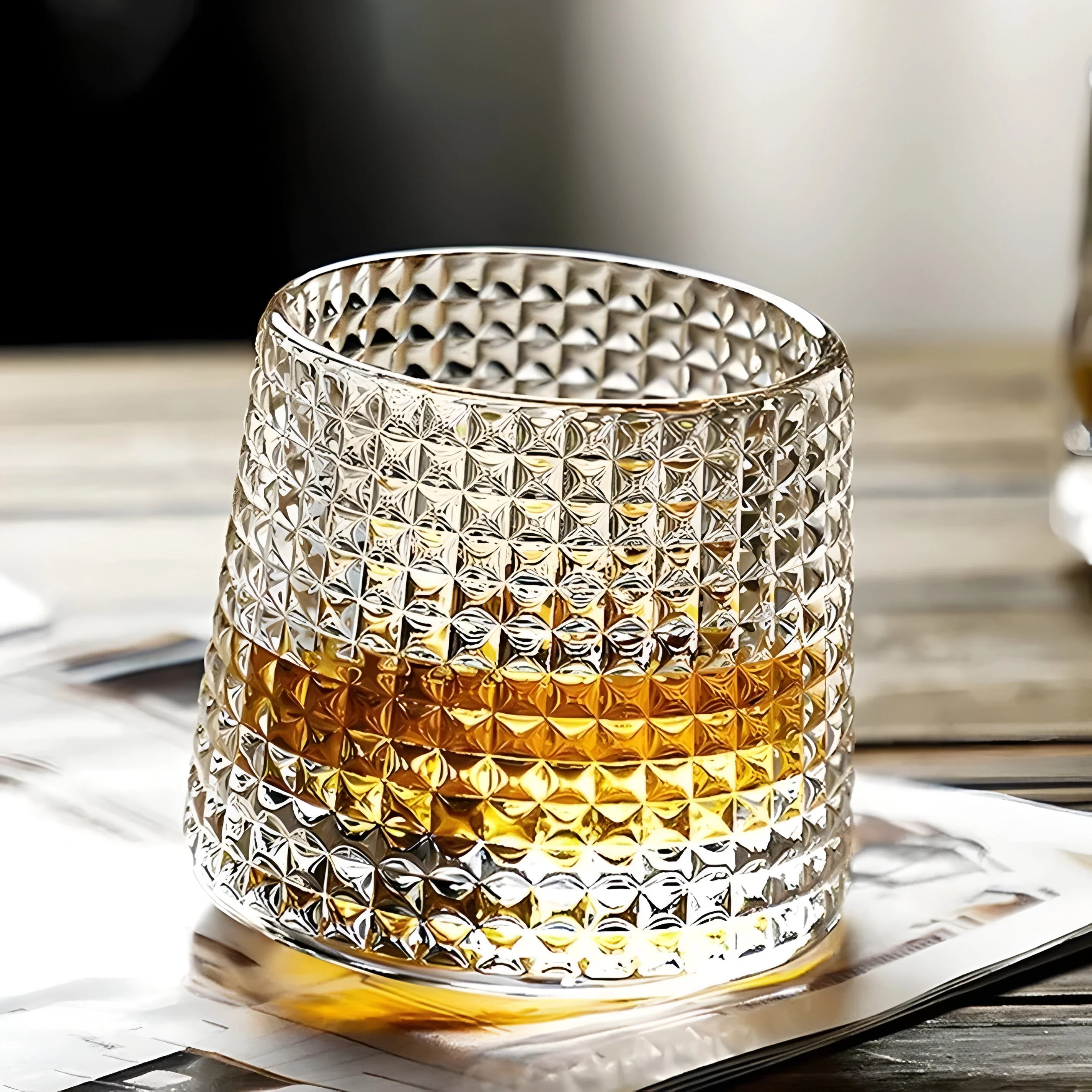 SwirlSip – Drehbares, texturiertes Whiskyglas mit auffällig geripptem Design - Image 2
