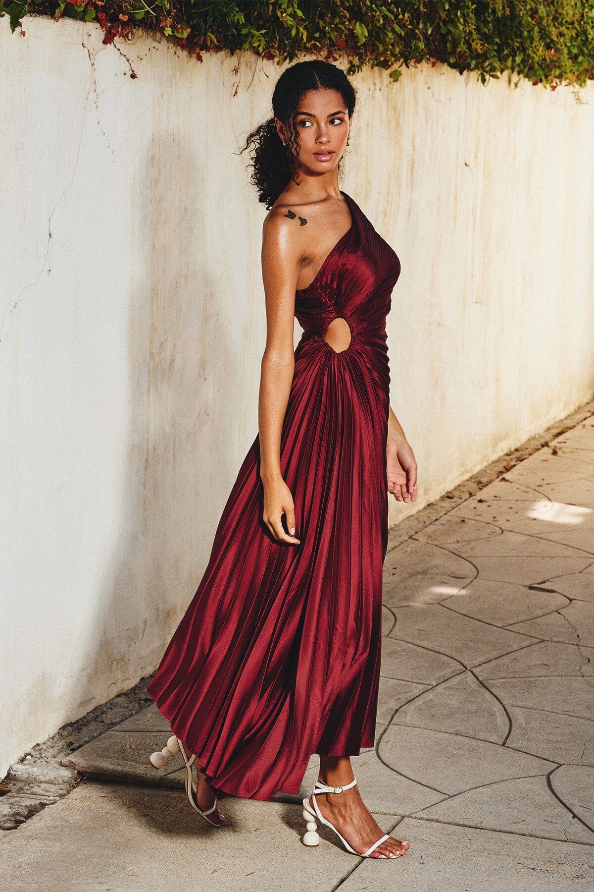 Sylviana - Ein-Schulter Plissiertes Midi-Kleid - Image 14