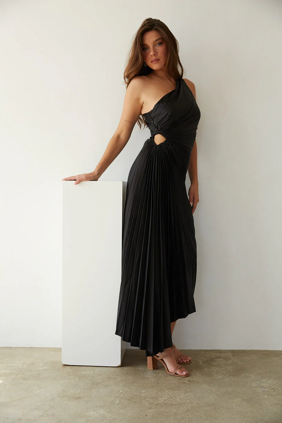 Sylviana - Ein-Schulter Plissiertes Midi-Kleid - Image 5