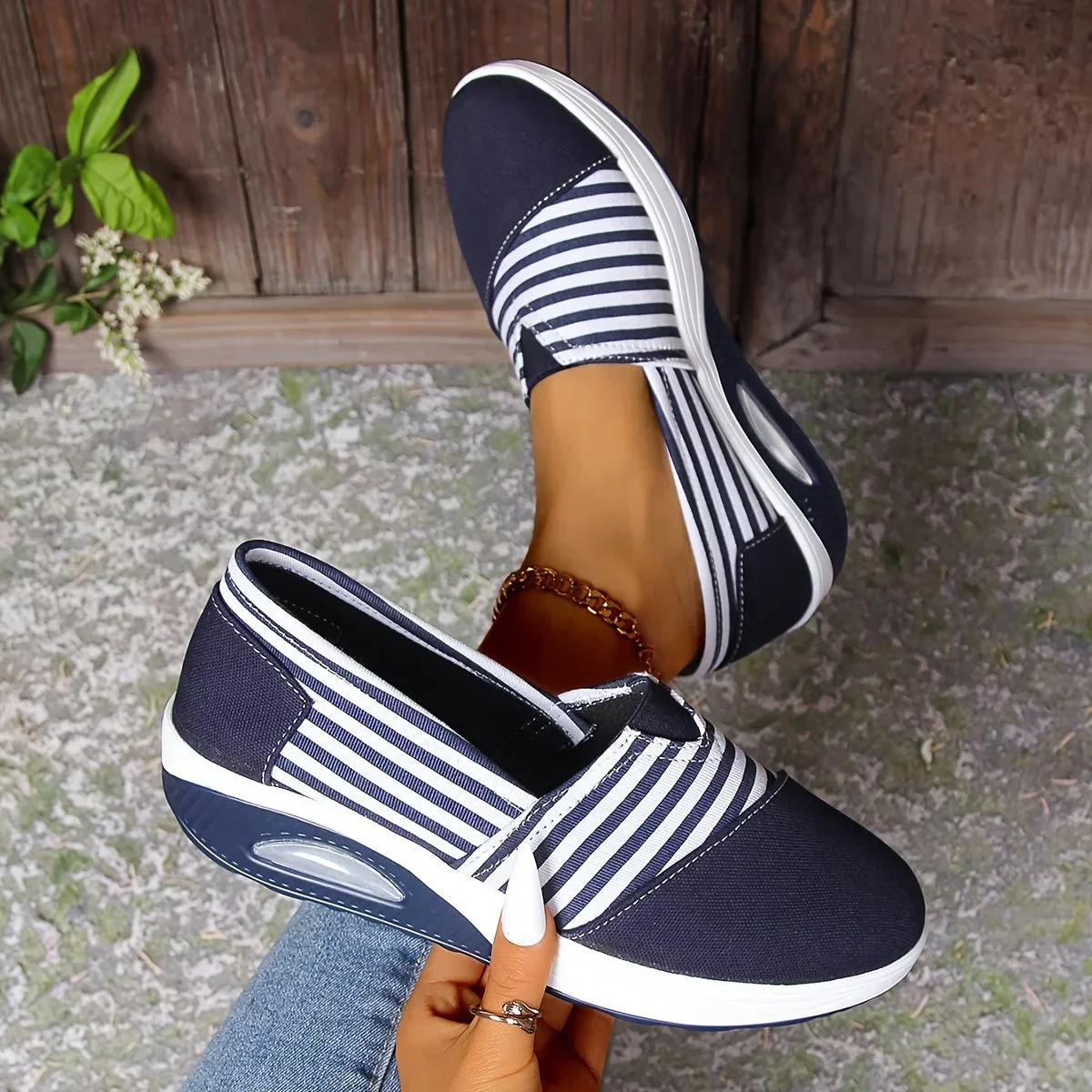 Tasha - Bequeme orthopädische Schlupf Auf Turnschuh Mit Streifen - Image 4