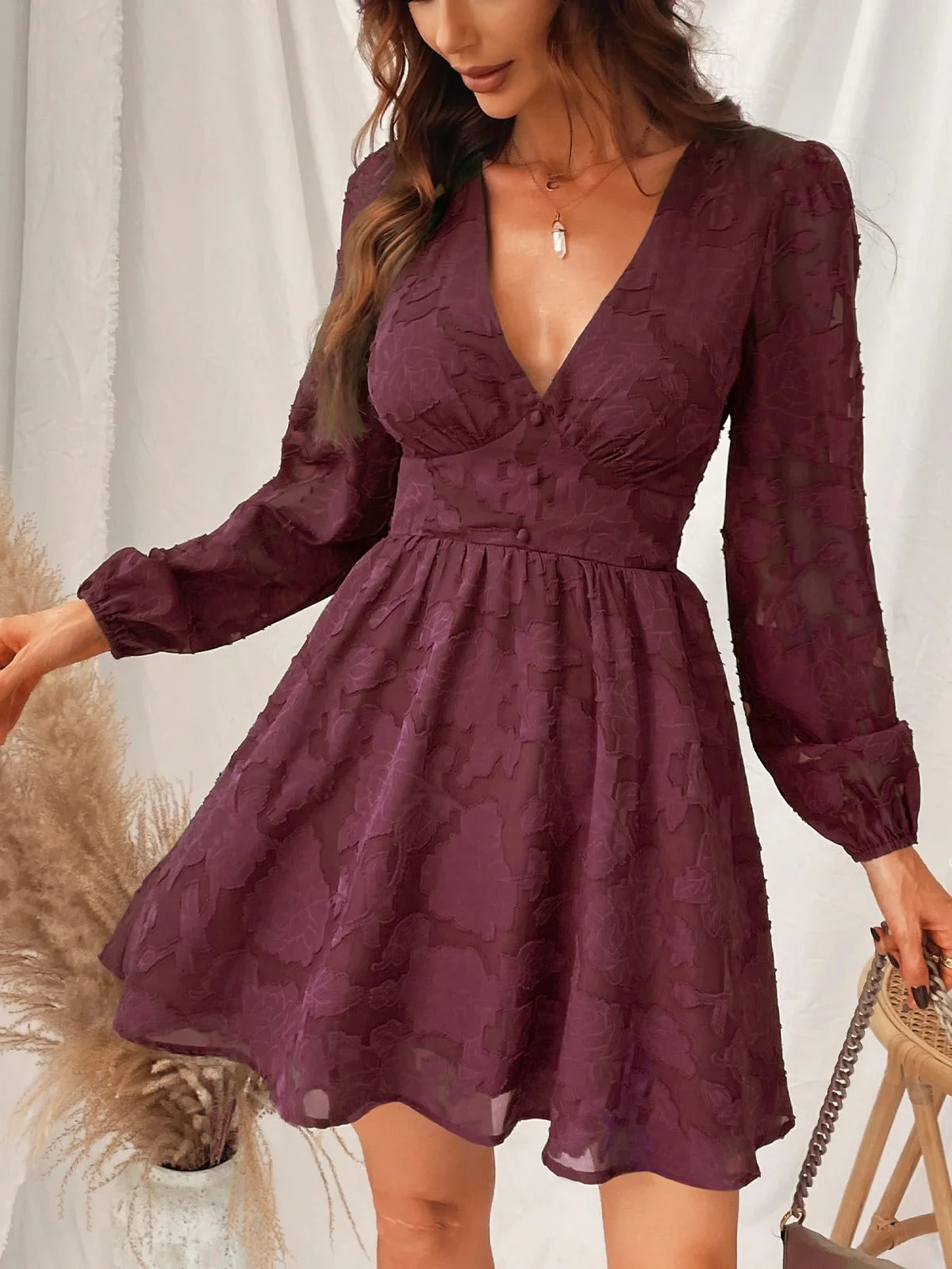 Tief ausgeschnittenes Kleid in A-Linie - Image 4