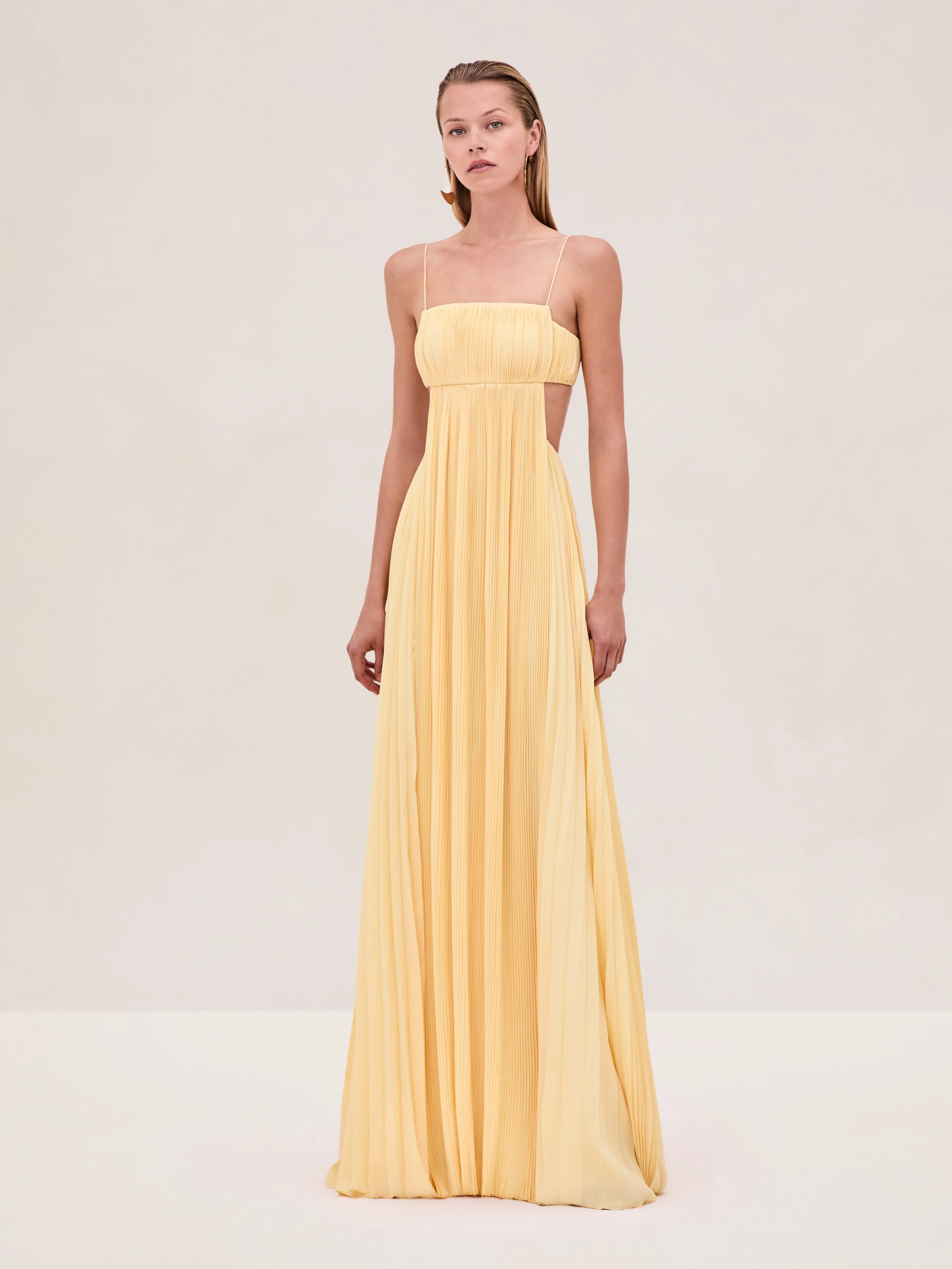 Varranza - Plissiertes A-Linien-Maxikleid mit Cut-out an der Taille und Spaghettiträgern