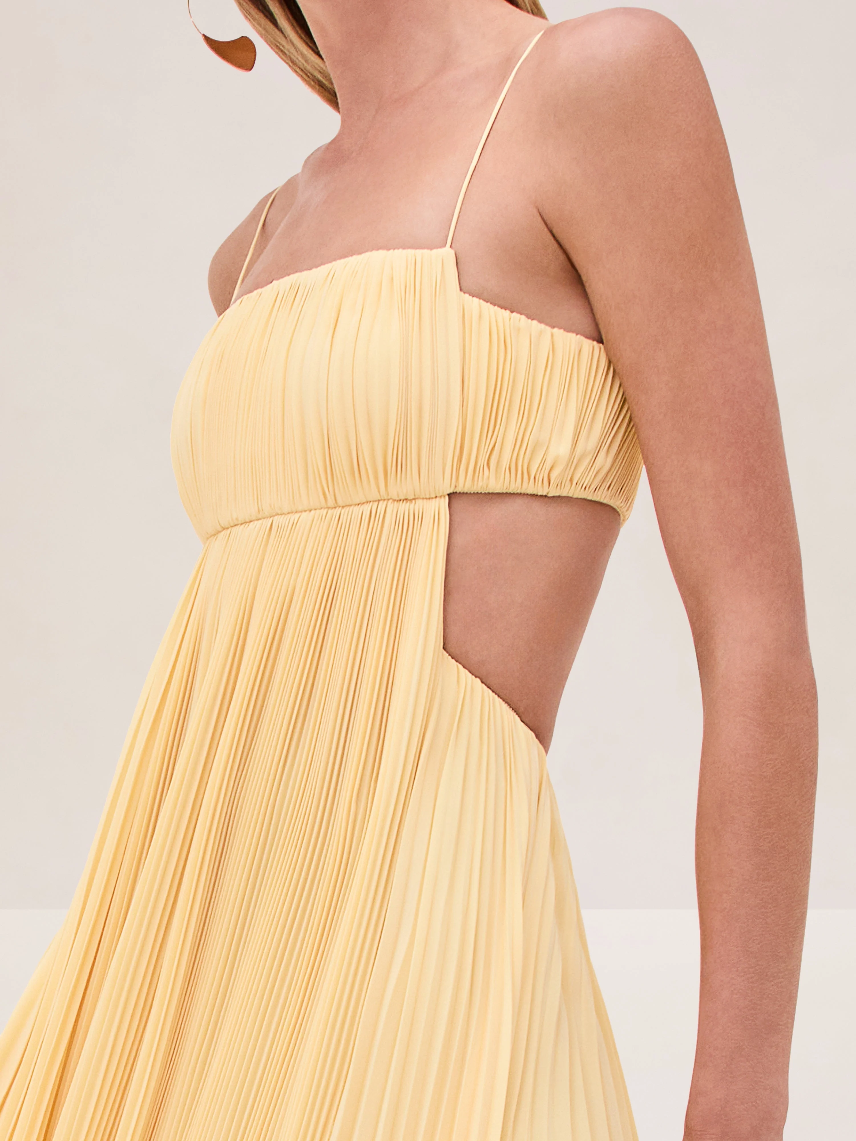 Varranza - Plissiertes A-Linien-Maxikleid mit Cut-out an der Taille und Spaghettiträgern - Image 2
