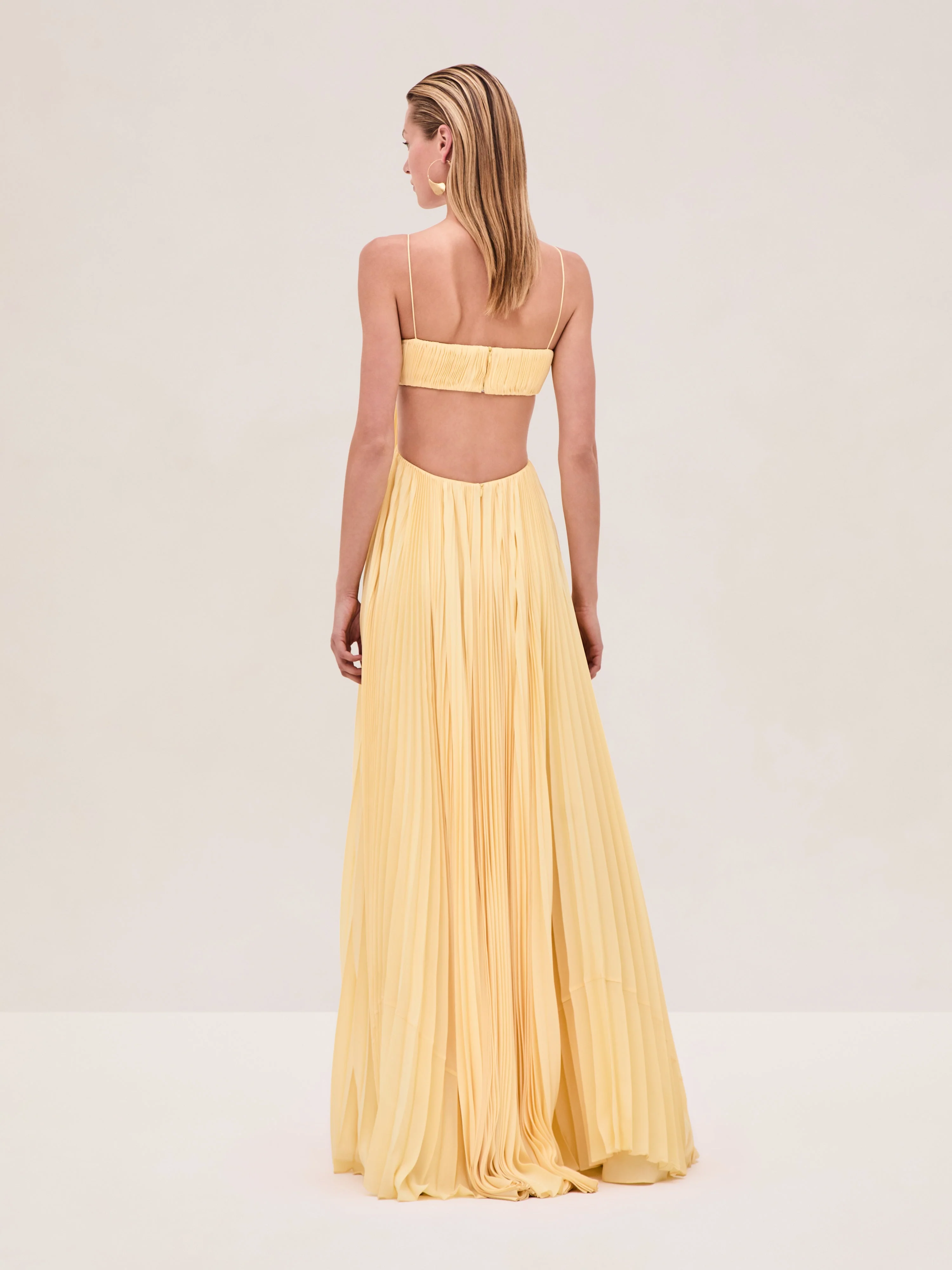 Varranza - Plissiertes A-Linien-Maxikleid mit Cut-out an der Taille und Spaghettiträgern - Image 3
