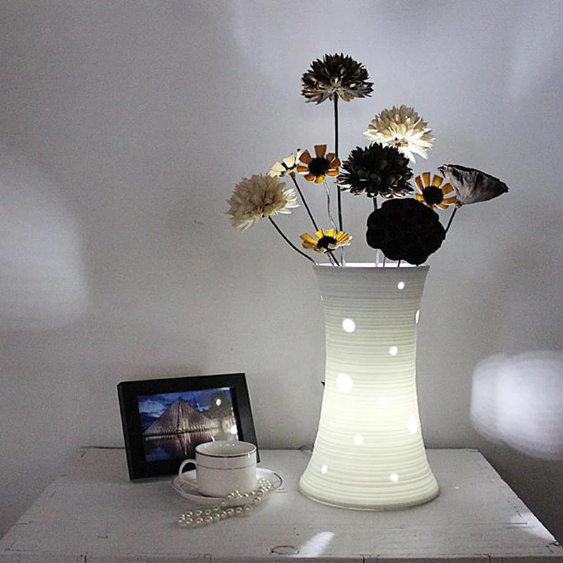Vaselle – Weiße Keramiklampe mit naturinspirierten getrockneten Blumen