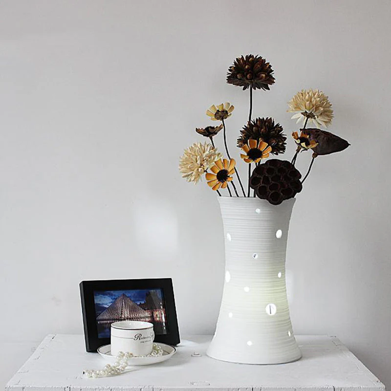Vaselle – Weiße Keramiklampe mit naturinspirierten getrockneten Blumen - Image 5