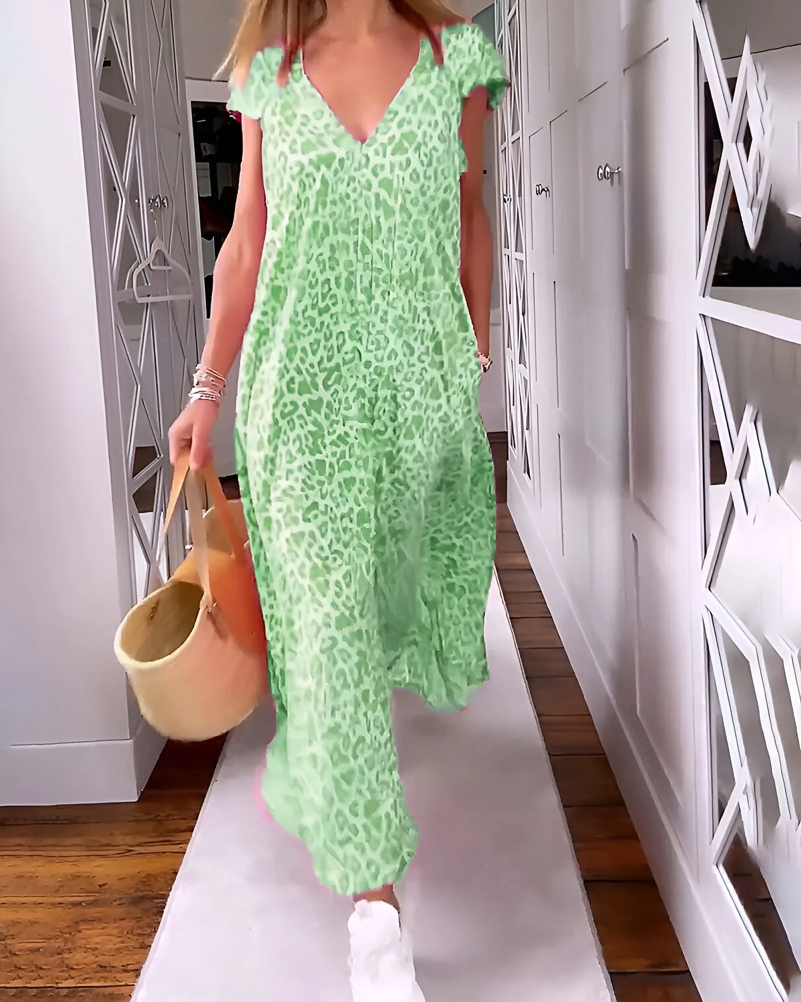 Véronique | Lange V-Ausschnitt Kleid mit Druck und kurzen Ärmeln - Image 2