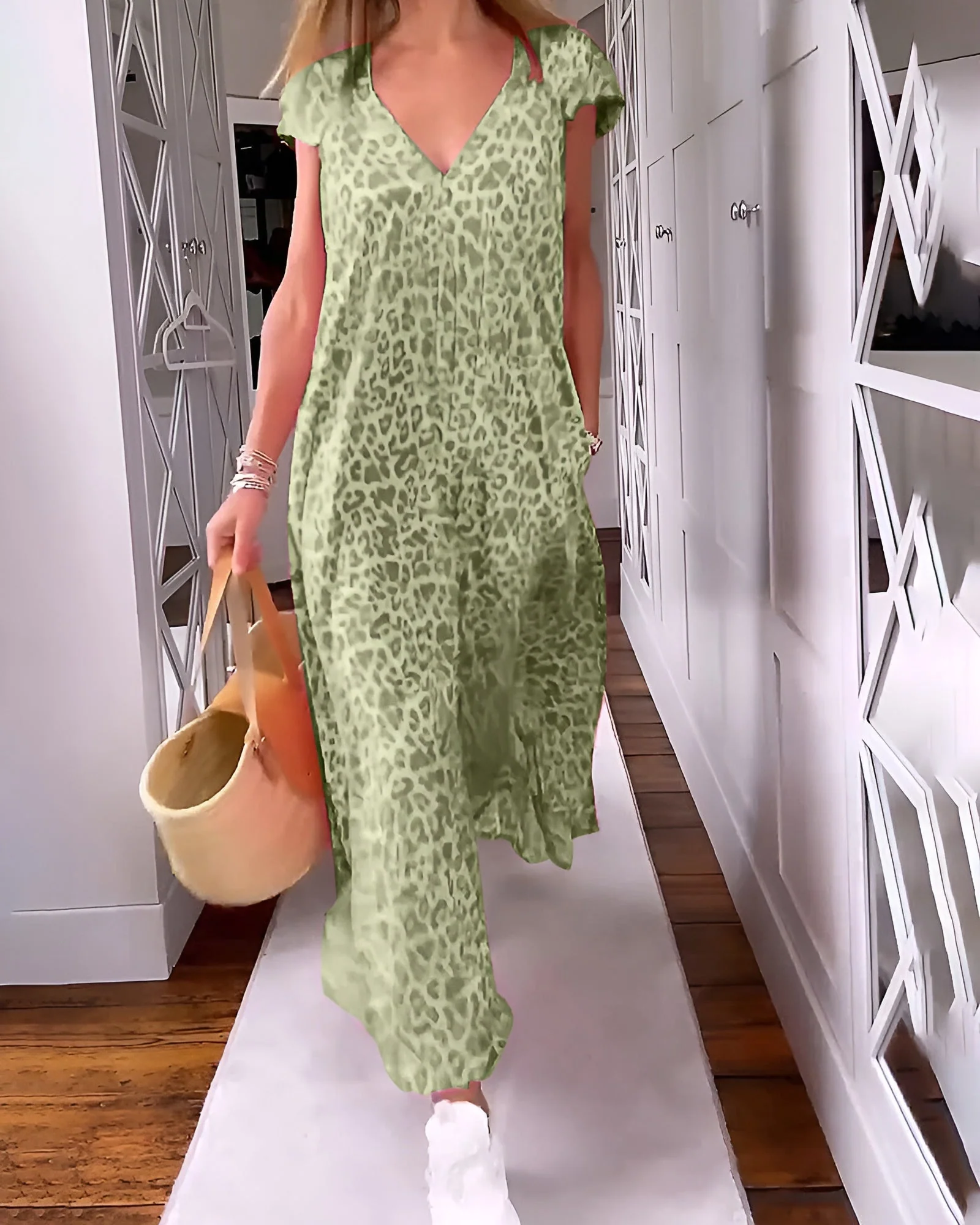 Véronique | Lange V-Ausschnitt Kleid mit Druck und kurzen Ärmeln - Image 5