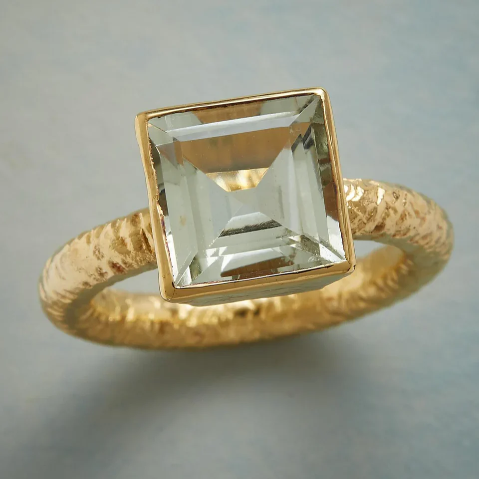 Vintage Quadratischer Ring mit grünem Kristall, vergoldet