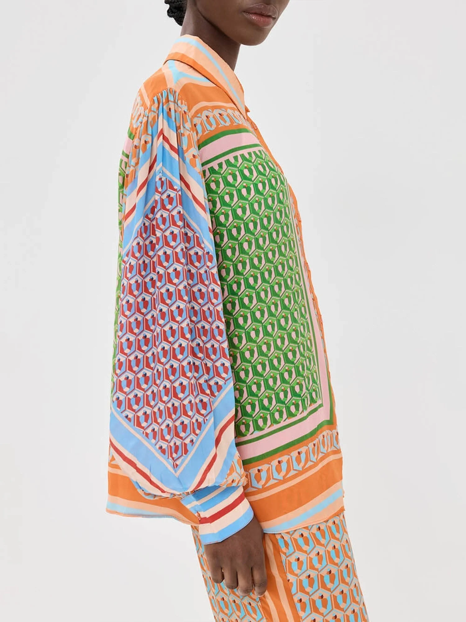 Vollständiges geometrisches Multicolor – Oversized-Hemd und Bloom-Hosen