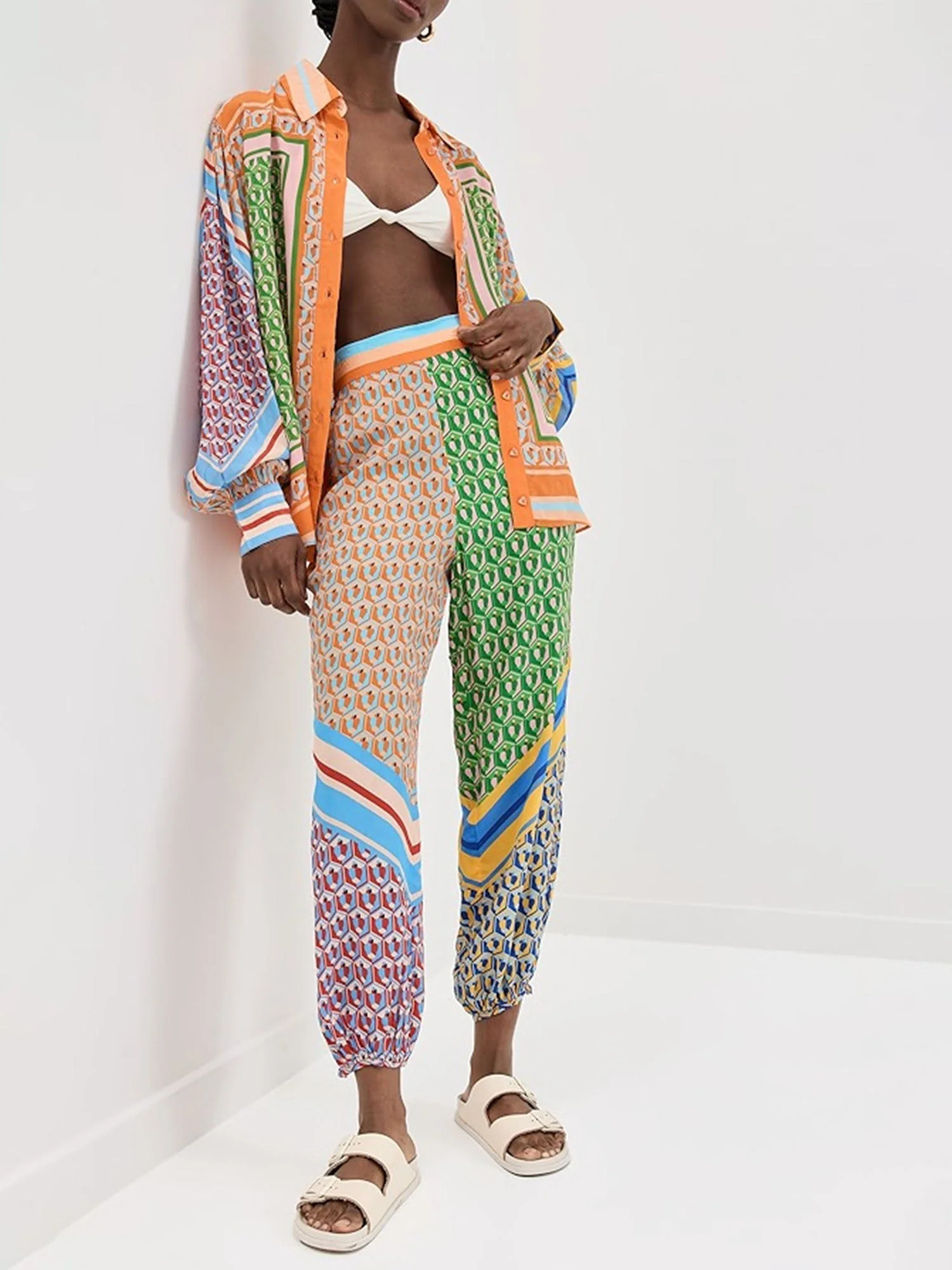 Vollständiges geometrisches Multicolor – Oversized-Hemd und Bloom-Hosen - Image 9