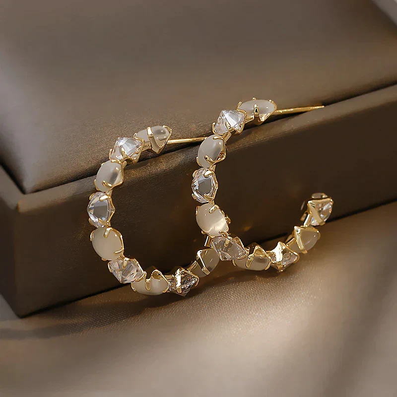 Weiße Opal mit Zirkonia Ohrringe in Gold - Image 2