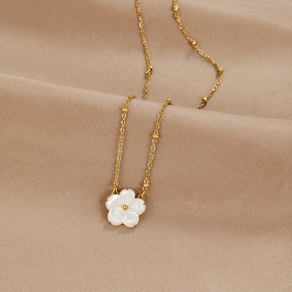 Weißes Blütenblumen-Halsband