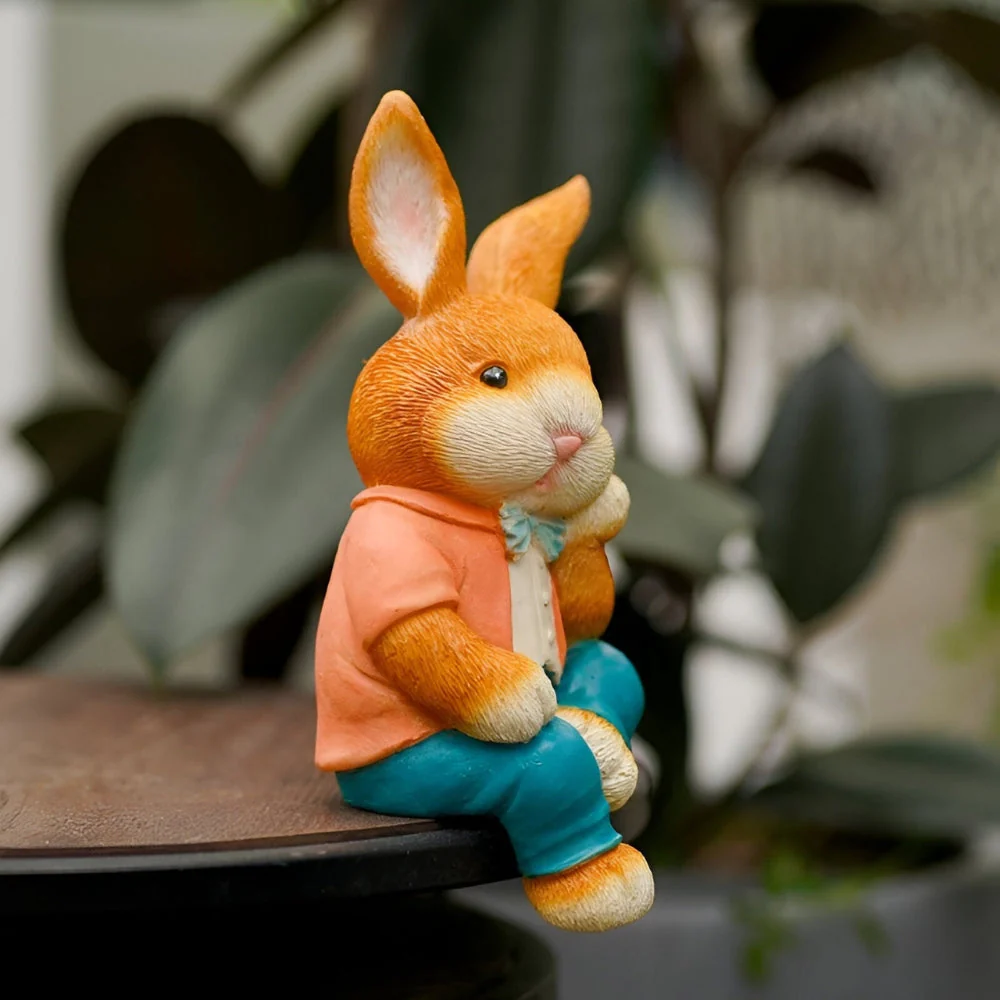 WhimsiBunny – Sitzende Kaninskulptur für spielerische und moderne Schreibtisch- oder Regaldekoration - Image 4