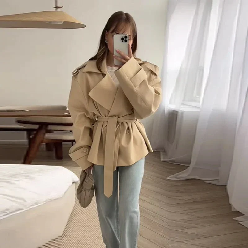 Yalin | Kurzer Trenchcoat Mit Gürtel - Image 3