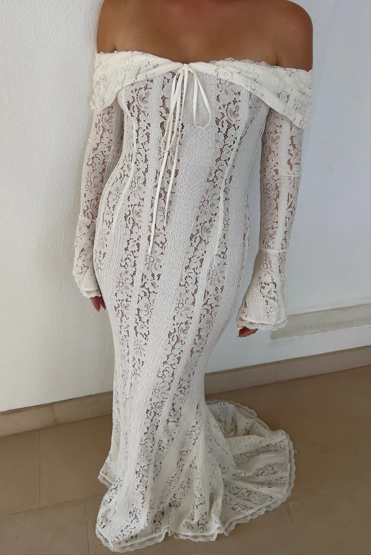 Yara | Schulterfreies Spitze Maxikleid - Image 3