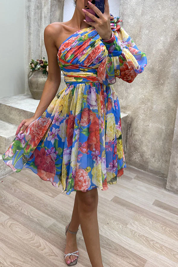 Ylona - Geblümtes, plissiertes One-Shoulder-Swing-Minikleid